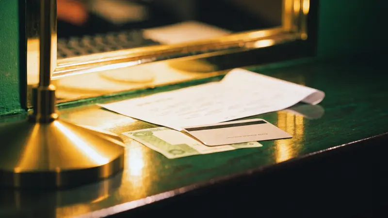 Comprobante de juego sobre un mostrador de caja